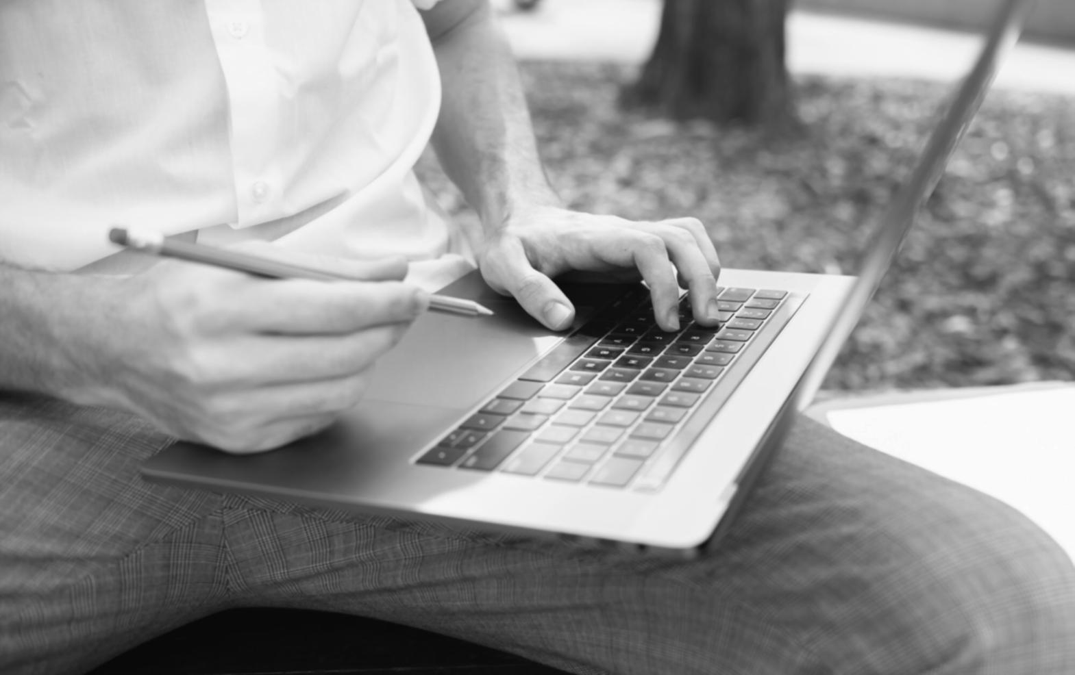 Ambiente di apprendimento collaborativo con partecipanti impegnati in sessioni pratiche di coaching